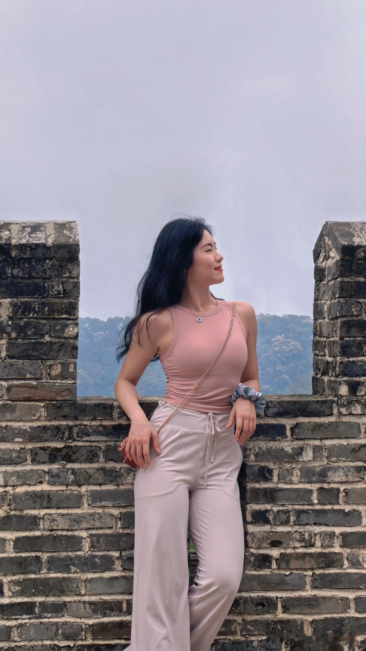 粉色上衣搭配白色裤子，少女感十足！在沧桑的城墙上俯视，美景尽收眼底！