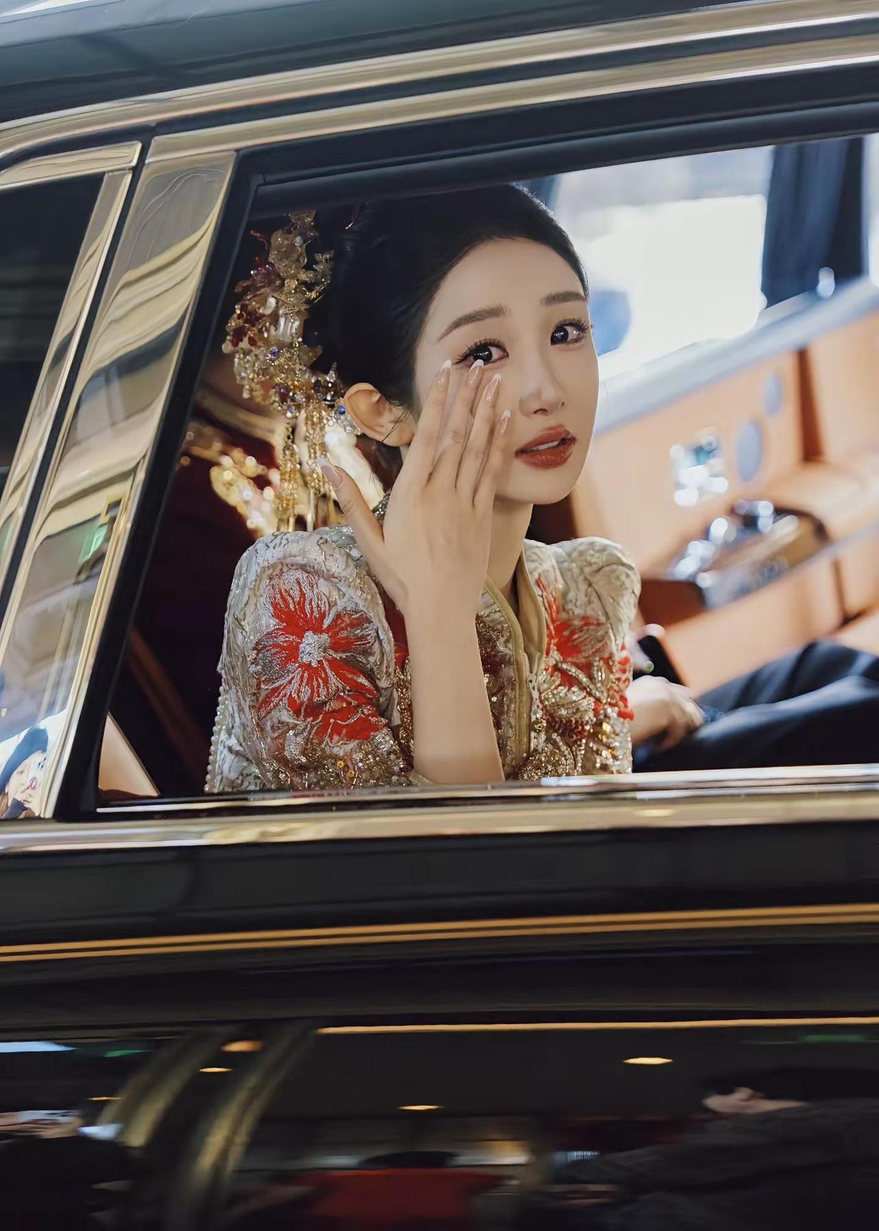 出嫁的那天早上🪭。接亲婚礼中式造型