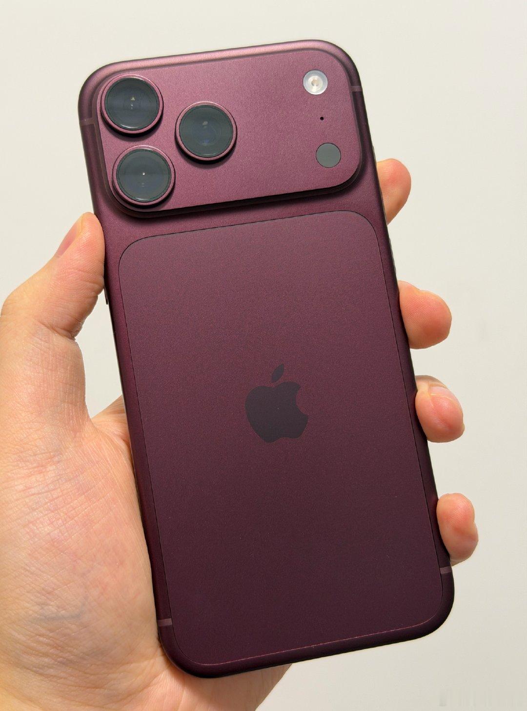 iPhone18ProMax到手了，屏幕抽到了LGGH3，比我手里的17ProMax要冷一些，看好多