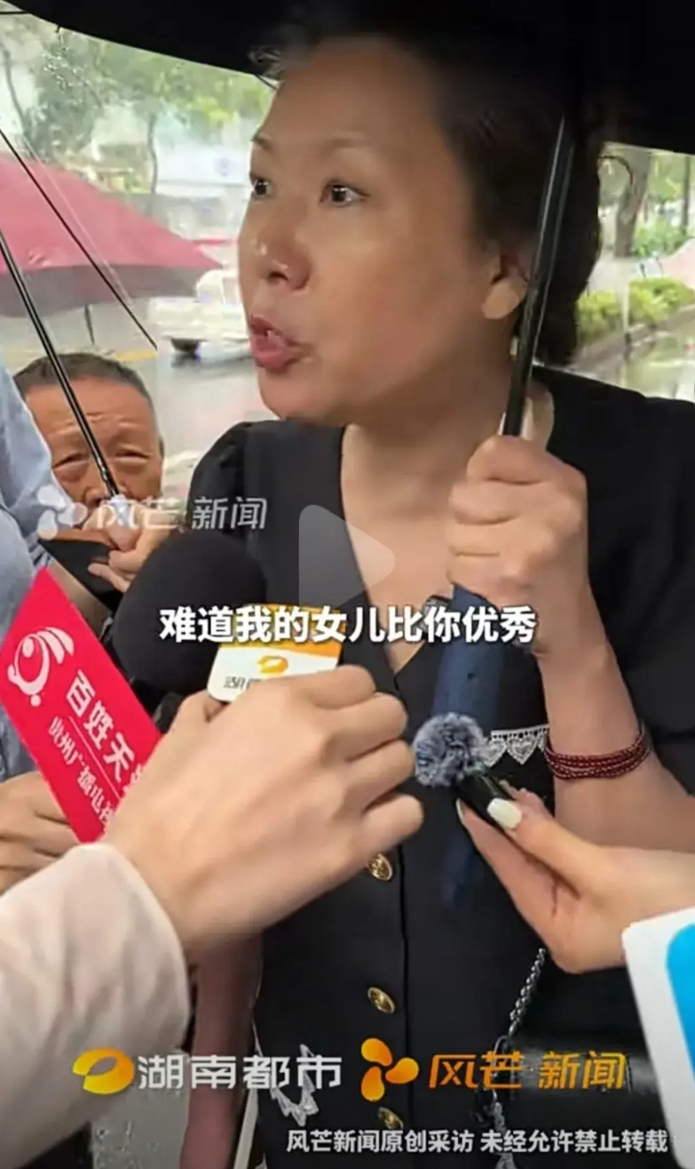 终于知道为什么要低调了，原来是为了保护自己。成都27岁女子在家门口遇害，妈妈哭喊