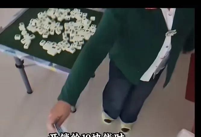 大妈叫开锁师傅开锁，谈好50块钱。可是开锁师傅不到10秒就把锁给打开了！大妈觉得