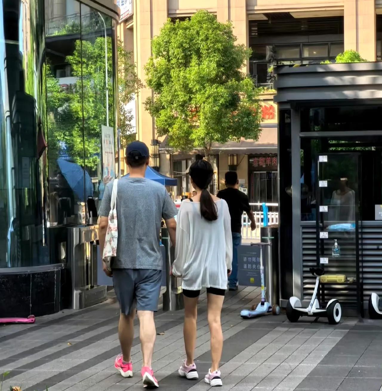 #任重孙骁骁牵手外出#街头偶遇藏不住的甜蜜！任重与孙骁骁被拍到现身重庆小区，二