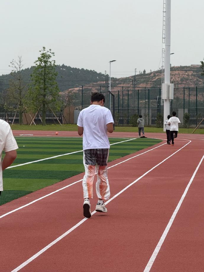 校园跑遇到这种穿搭我真的绷不住！