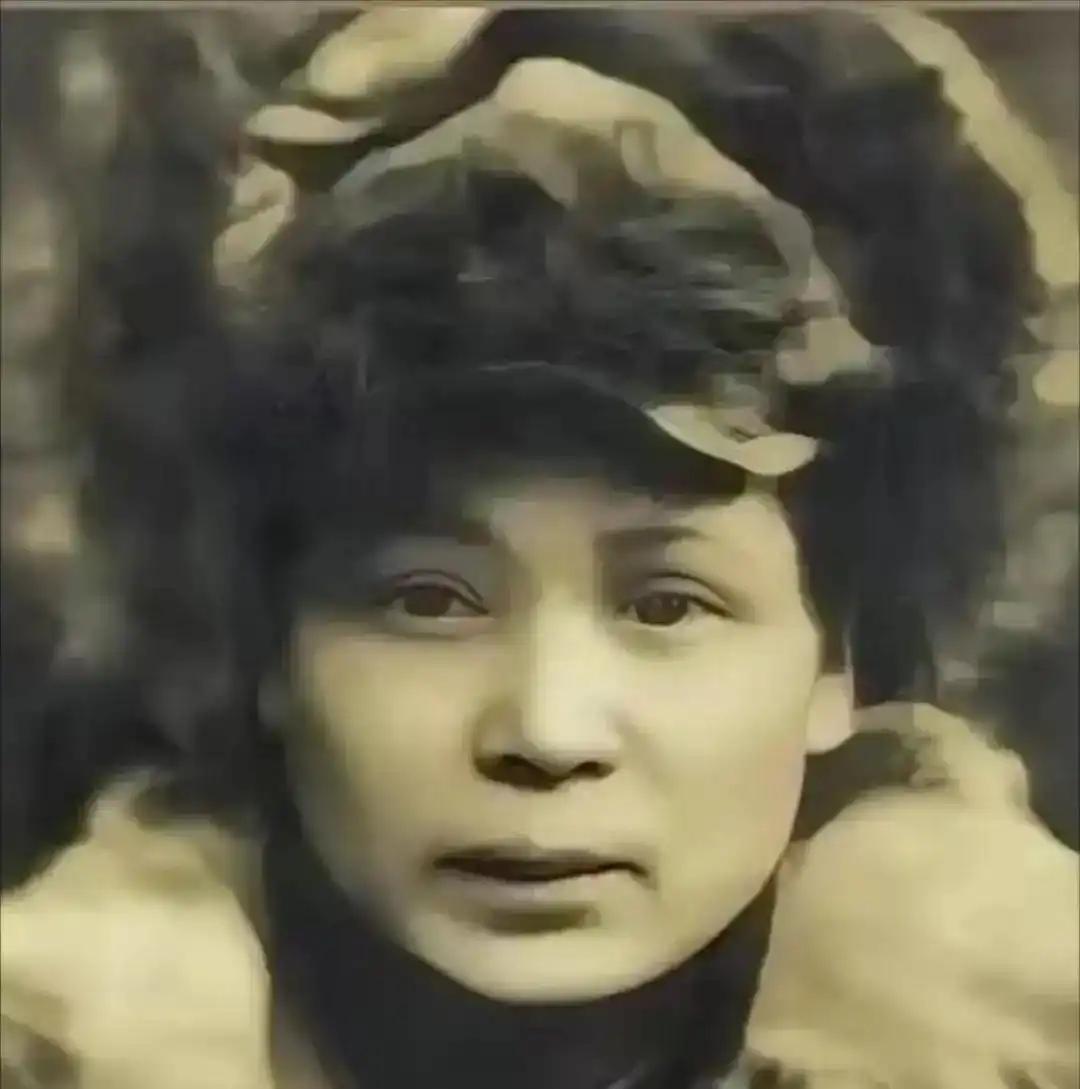1950年，曾统领万人的红军副军长在武汉药铺门口被发现，怀里只有半包玉米面，路过