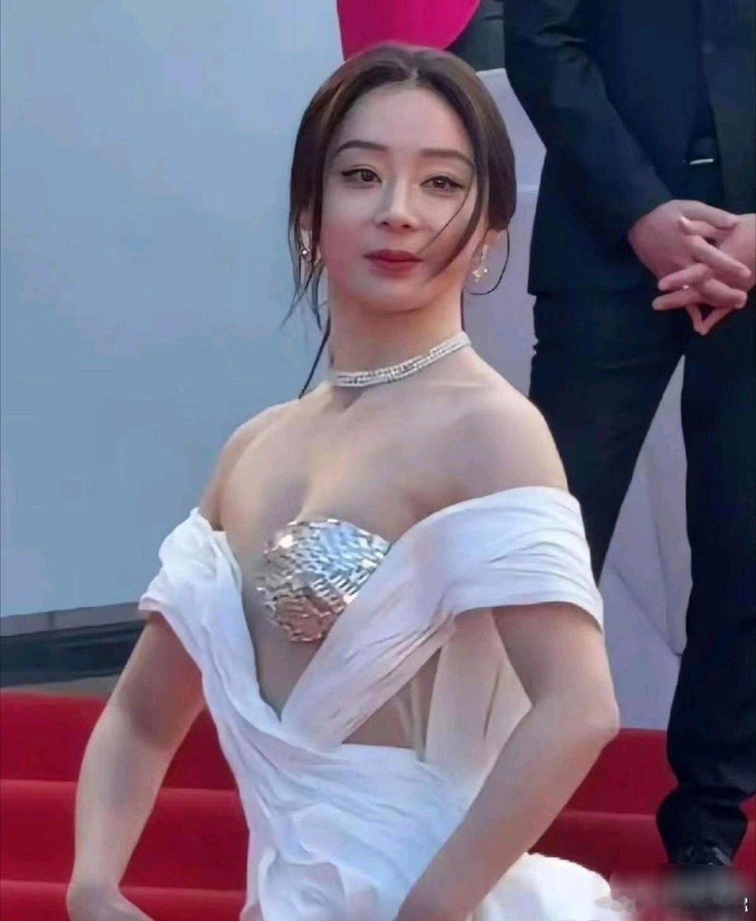 我的天，袁姗姗这衣服是直接套了个勺子出门？