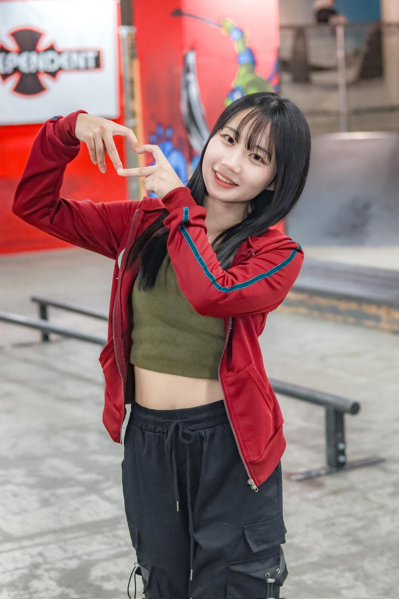 红袖添香夜，笑语闹春风。