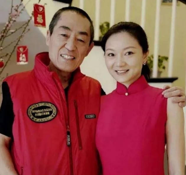 2000年，19岁的陈婷带50岁的张艺谋回家见父母。陈父问：“你今年多大了？”张