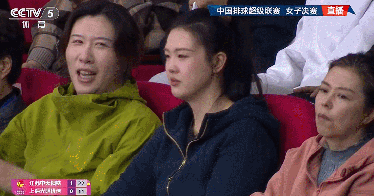 江苏中天钢铁女排张常宁张常宁现场观战，江苏女排第三局一传有点乱，0-4开局，赶紧