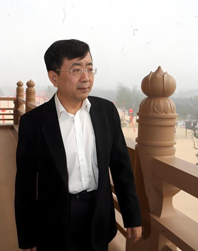 1999年，余秋雨参观了印度，并对所见所闻感到非常沮丧。在他游览完印度后，一位印