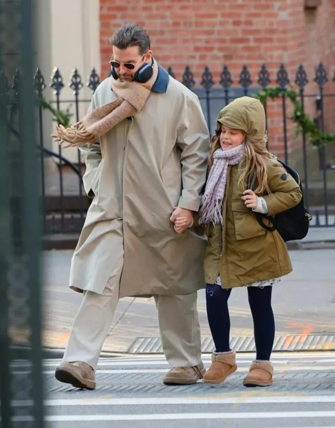 接送女儿Lea上学放学的布莱德利·库珀。他真的是一个好父亲，只要不工作，都是在纽