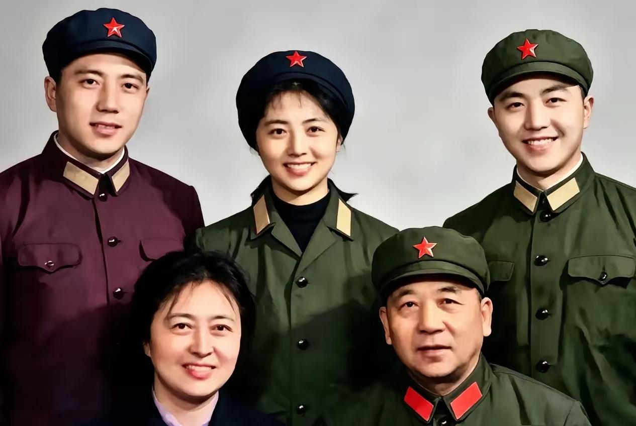 都说英雄配美人，可秦基伟将军的伴侣，何止是美人，更是一位学识出众的才女！他的