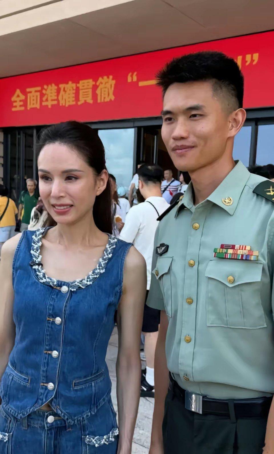 李若彤现身香港驻港部队开放日，生图很真实，真没有网友口中说的那么年轻、有少女感。