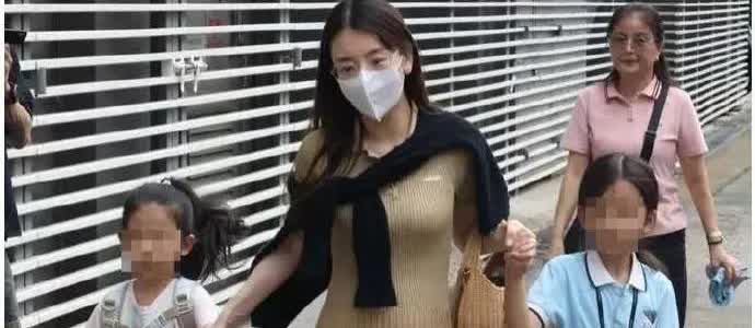 方媛挺8月孕肚打车送女儿上学，没有保镖、没有保姆，连司机都不用，直接帮郭富城省了