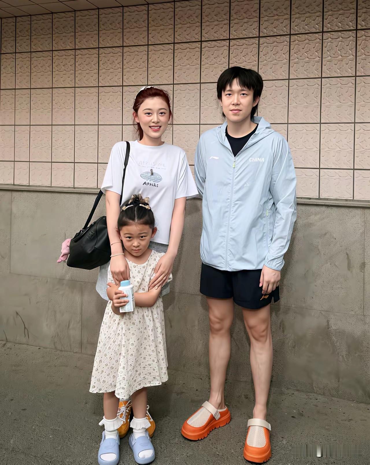 王楚钦和新师娘合影了！对，新师娘就是孙逊媳妇！其实不说也能看出来，主要是孙