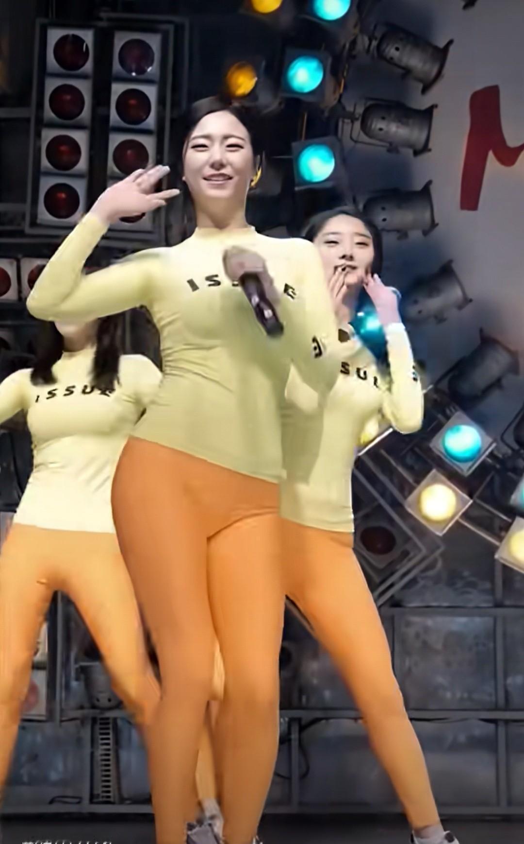 韩流让你上瘾的秘密，就藏在女团裙摆的开叉尺度里，精确到毫米。别再聊音乐了，那套