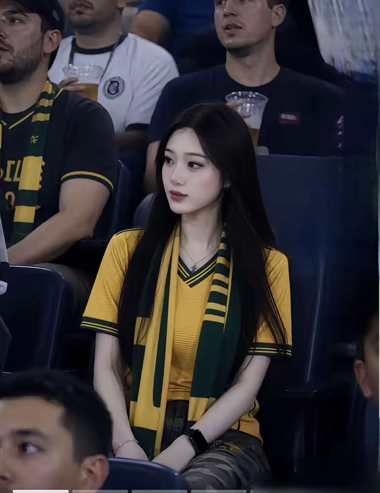 别以为熬夜看球的男人们撑起了世界杯，真正掏出真金白银的其实是场边的女人。你盯着