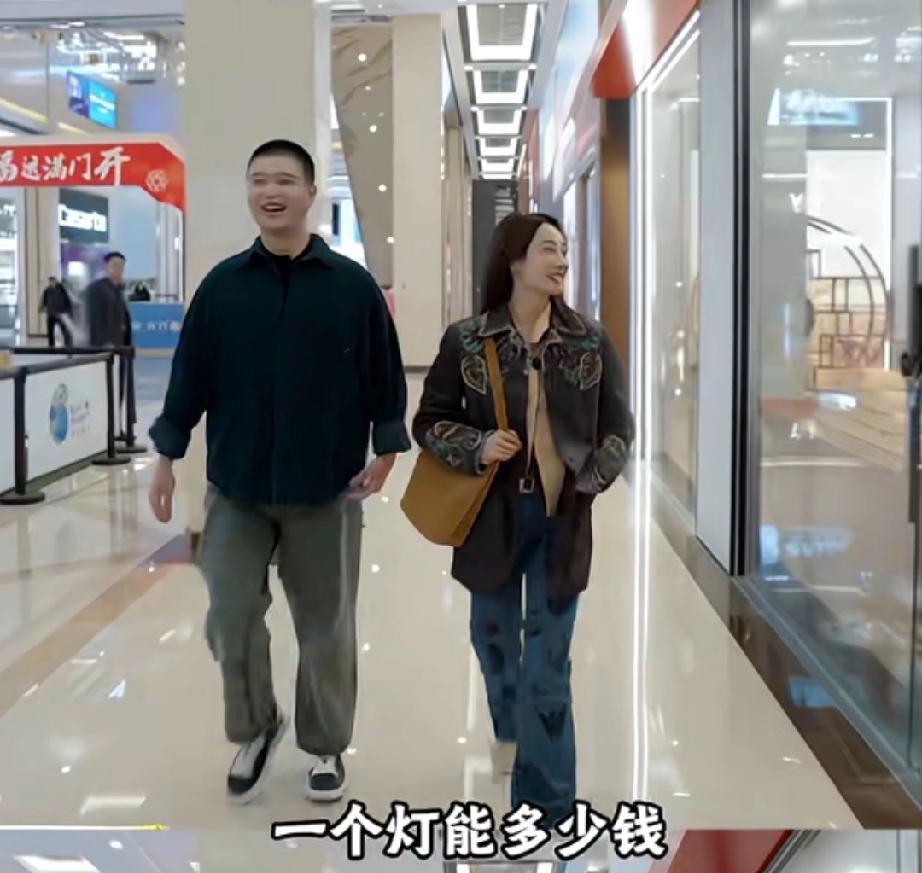 马頔想讹一个灯，李纯：一个灯能多少钱？马頔说要是有朋友代言就能免费讹一个了，