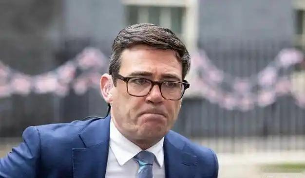 英国强收中企资产两天后，新首相终于发现：抢来的不是钢厂，是吞金兽。英国新
