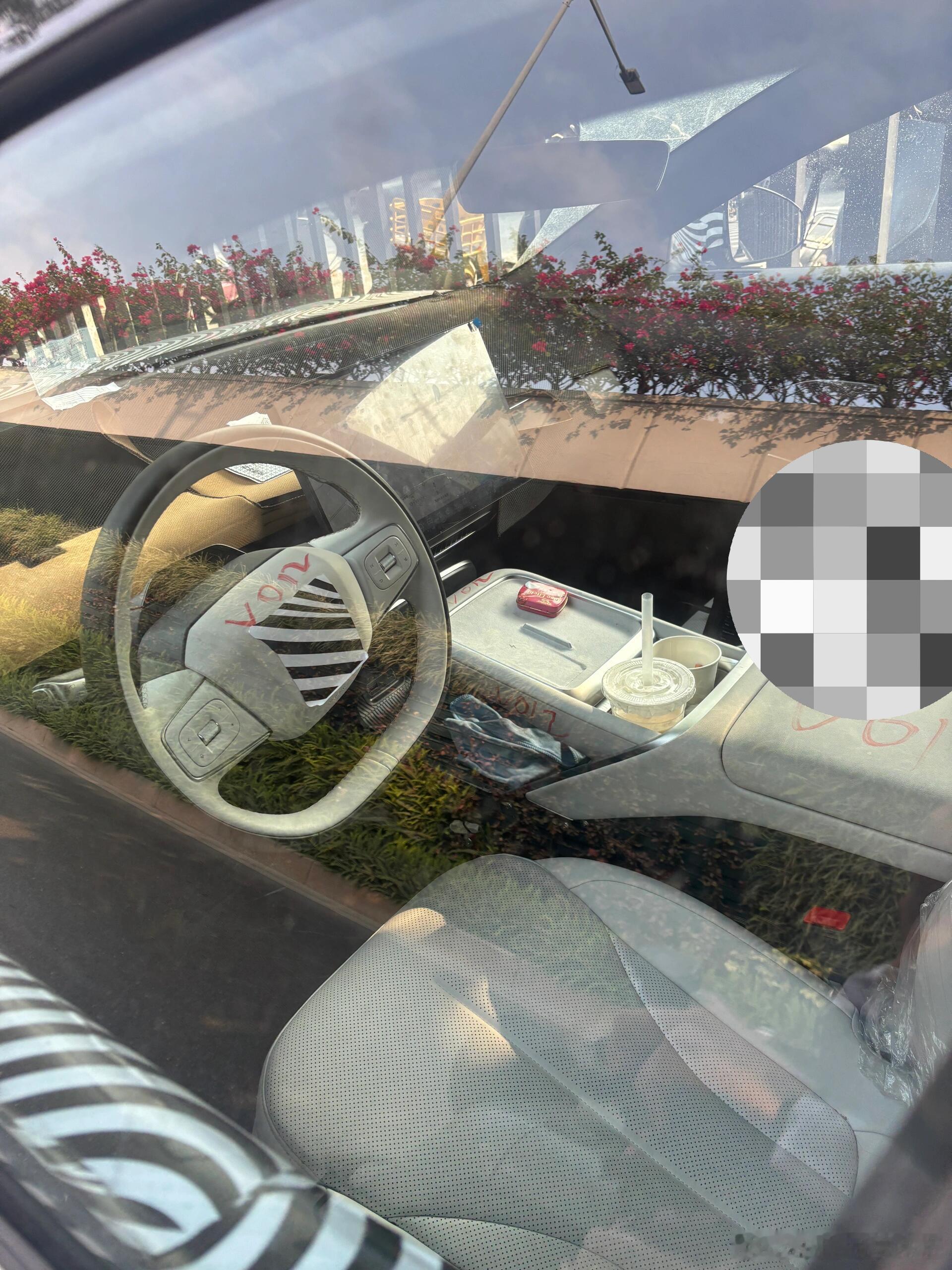 图一疑似小鹏MonaM03改款内饰，对比2025款看变化挺大。1、方向