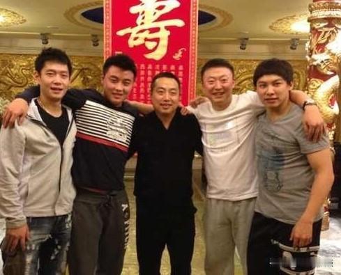 这国乒的合影充满了兄弟情谊的温馨，5人笑盈盈轻松愉悦。有王皓、马琳、刘国梁，还