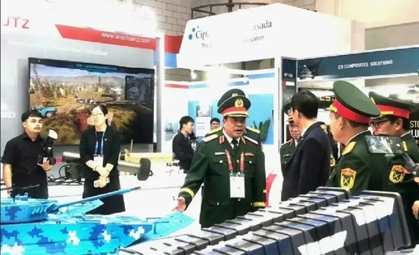 印尼防务展上，几位越南人民军的高级将领来到我国VN-16两栖突击车展台前两眼放光