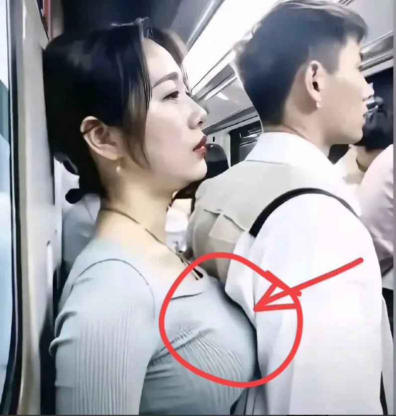 地铁里这场景，真能把“猥亵”俩字聊透了！你说怪不怪，平时碰下姑娘的手都可能被喊“