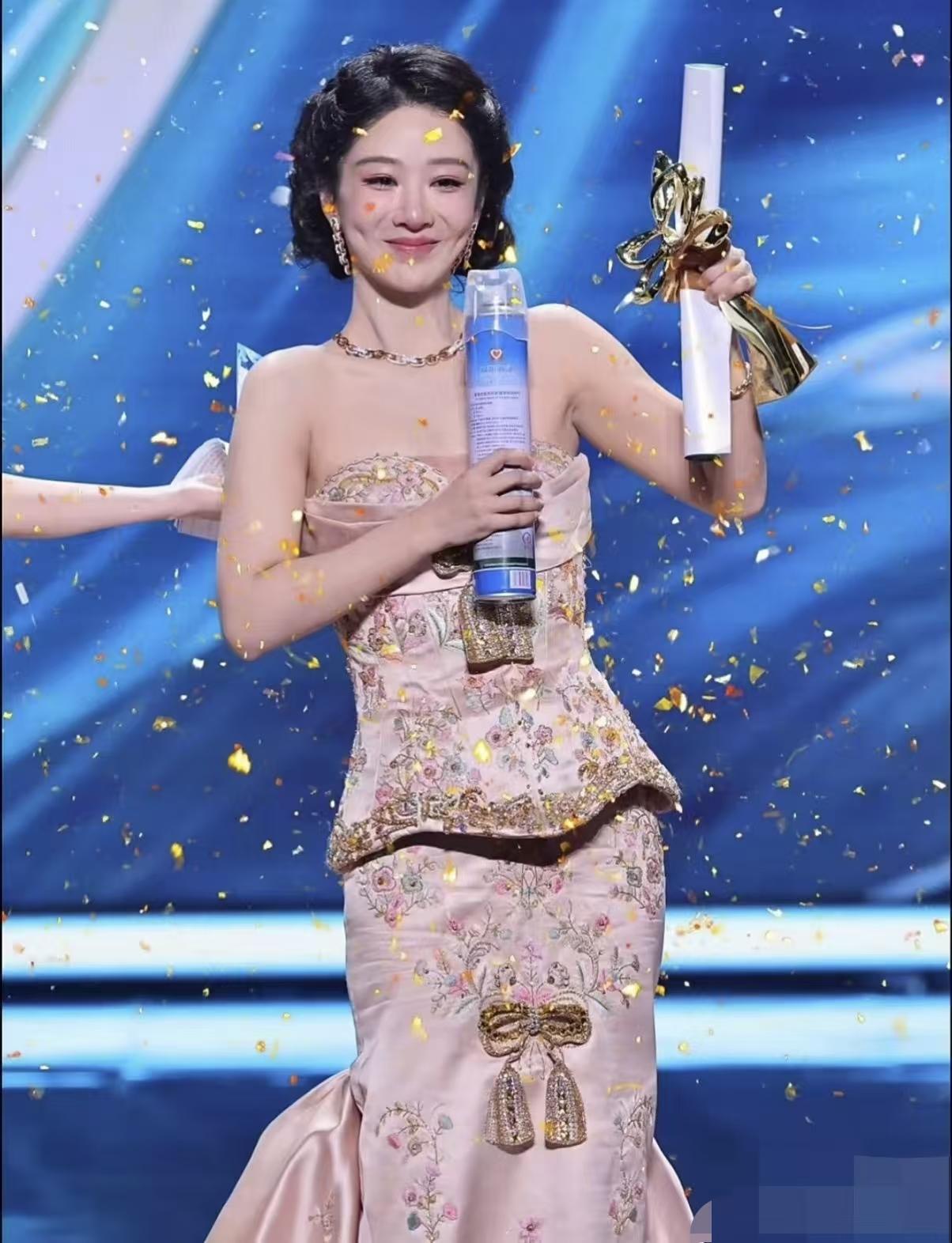 杨紫今晚拿到了白玉兰最佳女主她在台上哭的稀里哗啦连我这个路人都开始粉起她