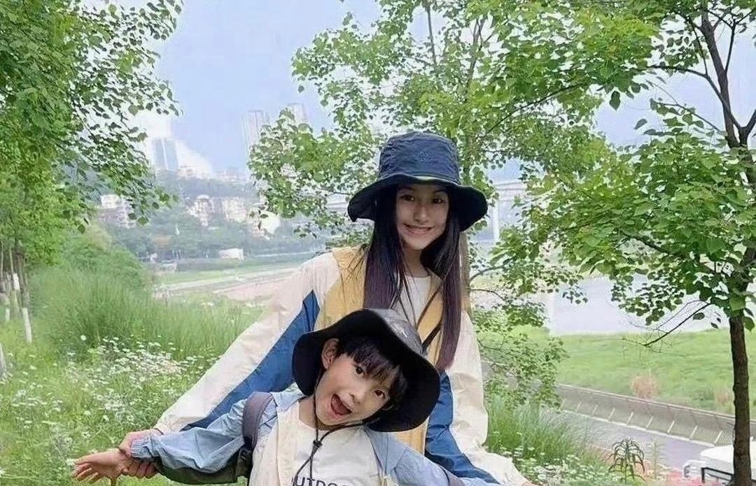 周杰伦和昆凌俩孩子难得露面咯！大女儿海瑟薇活脱脱小昆凌，儿子罗密欧脸型像妈，眉眼像周杰伦。谁懂啊，这