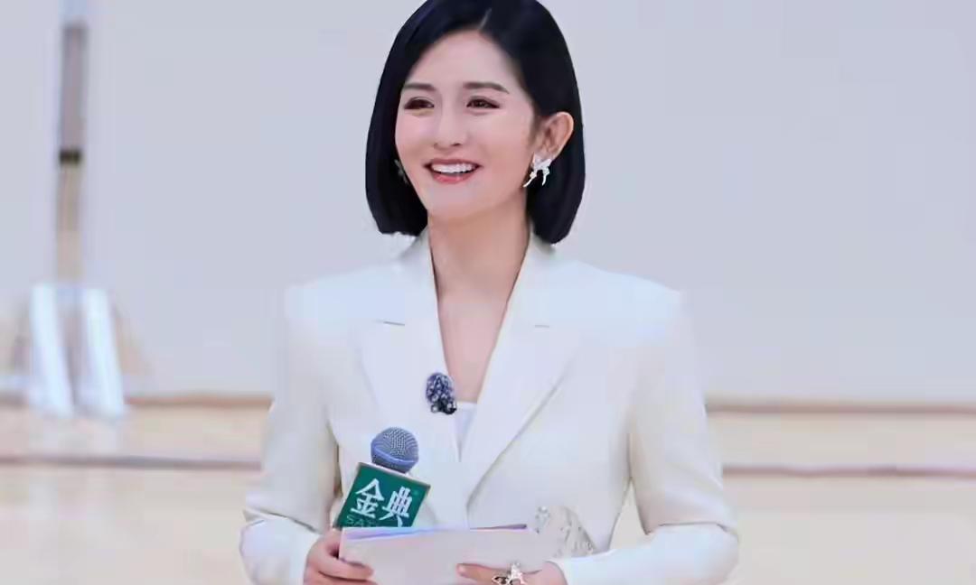 谢娜官宣主持央视秋晚，评论区直接“吵”起来了！[比心][比心][比心]10月4