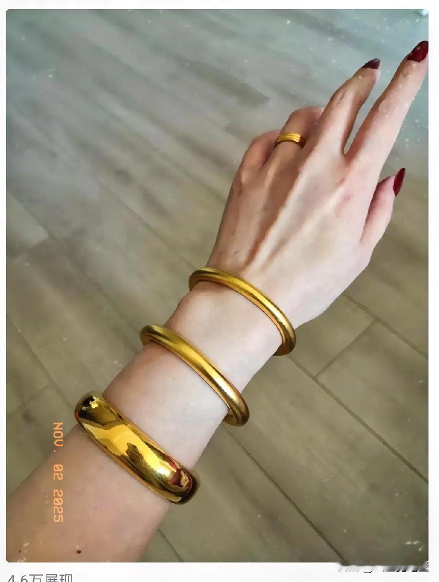 11月2日，金价还是失控了！一只100克的金镯子，随随便便就是10万块钱。