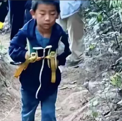 在离失踪地方直线1000米的一山涧，找到了7岁苍山失踪儿童王一凯，估计是看到河流