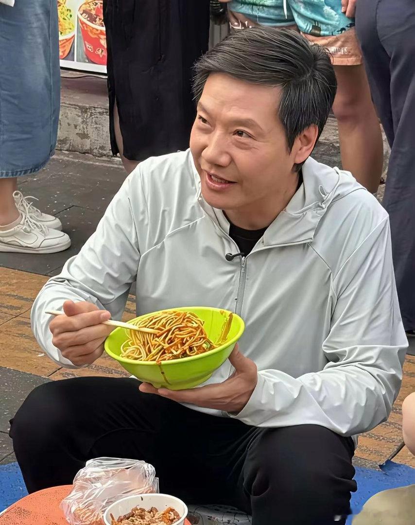 难怪雷军在那一直拌面却不吃，不是在作秀，而是他热情地跟人聊天