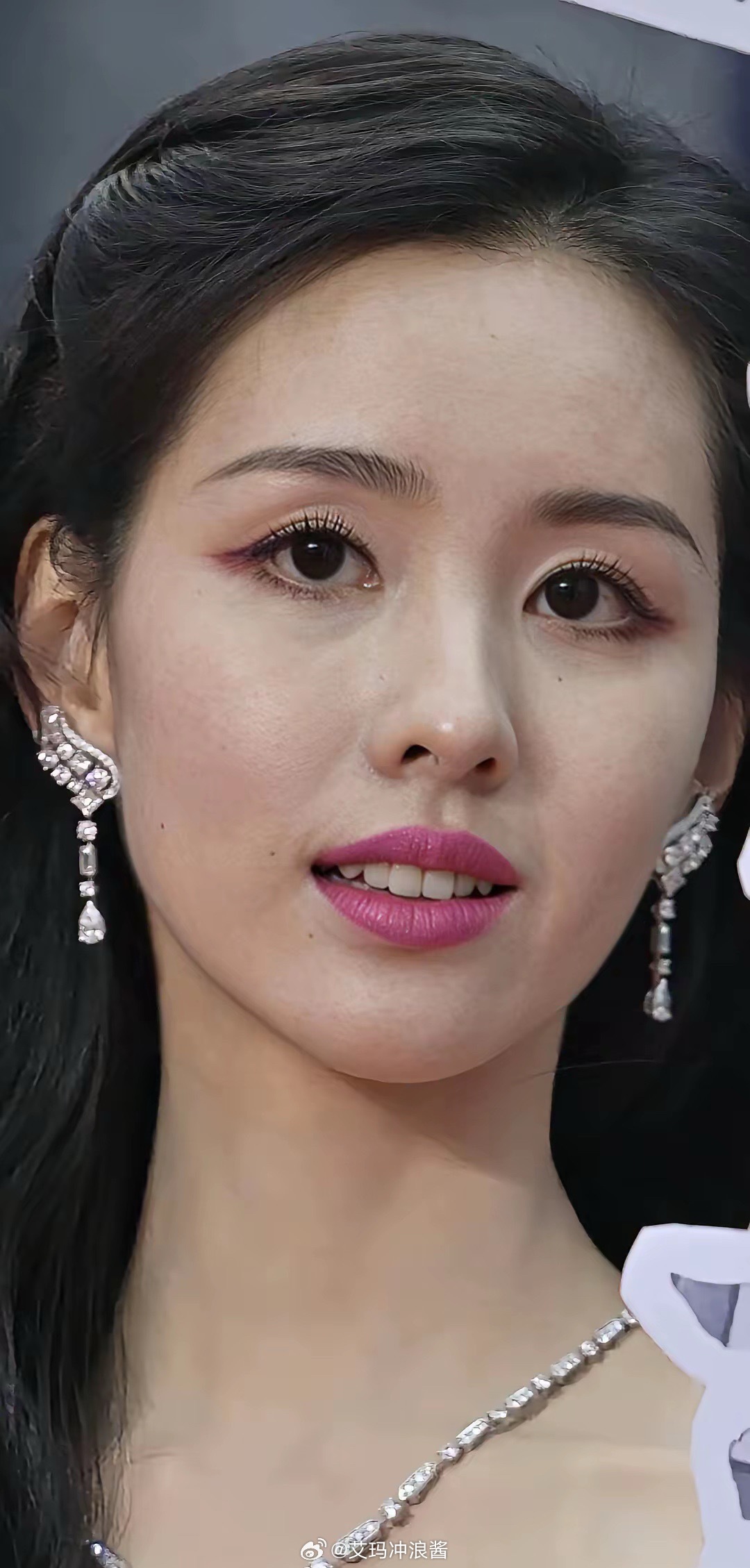 女星脸上的雀斑也是靠遮瑕盖住的