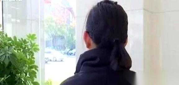 “取四十万。”“要预约。”“那取三十九万九千九百九十九。”柜员抬起头，扫了