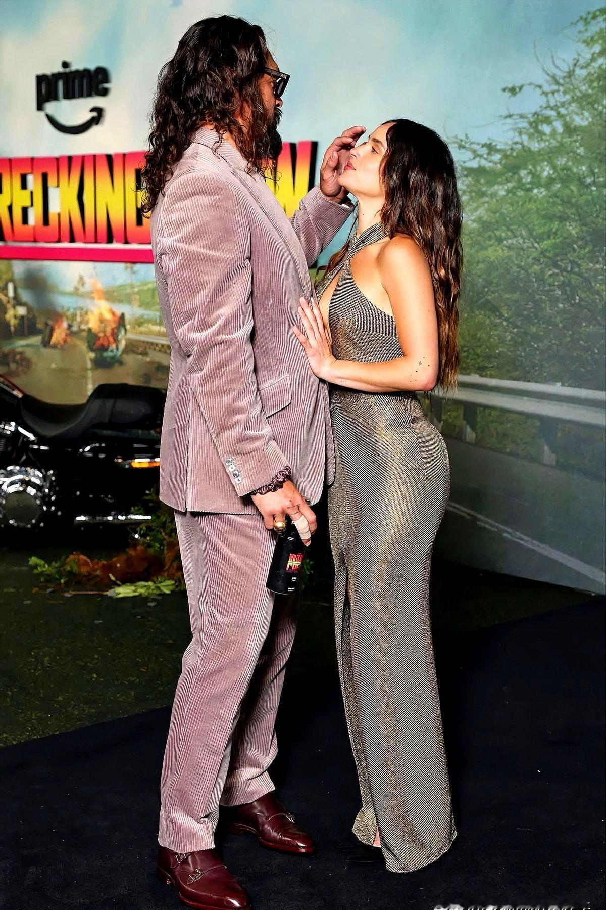 杰森·莫玛把红毯走成了约会之夜！就在伦敦，为他的新动作喜剧《拆毁小组》搞特别