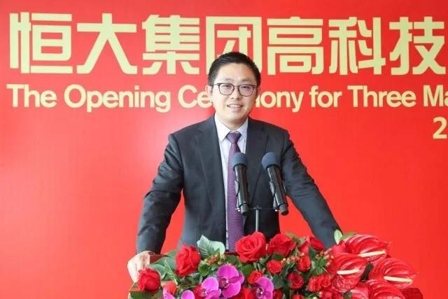 当年的恒大招募国脚不谈薪水，直接一句话：“多少薪水，你说个数。”那时俱乐部董事