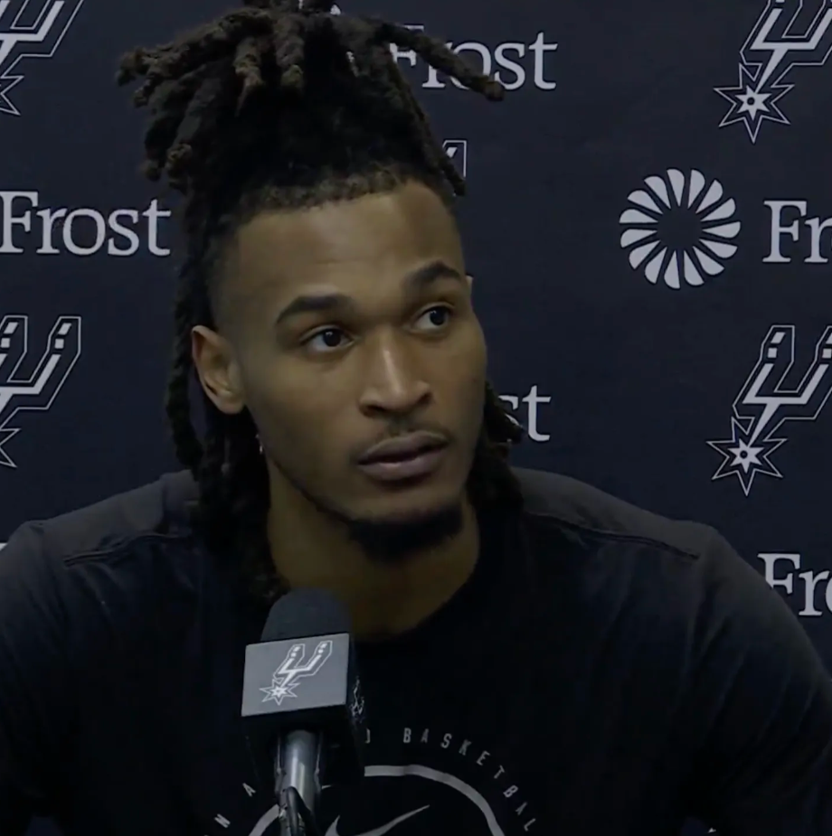 NBA常规赛，马刺125-92击败独行侠。赛后马刺球员斯蒂芬-卡斯尔接受记者采