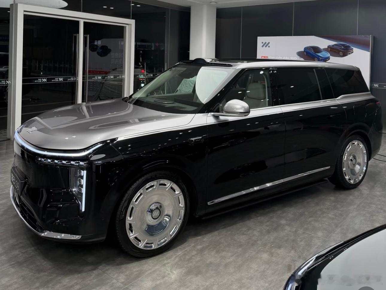 这是今晚智己LS9的彩蛋新配置吗？这个双拼大饼轮，太帅！太太太霸气了！