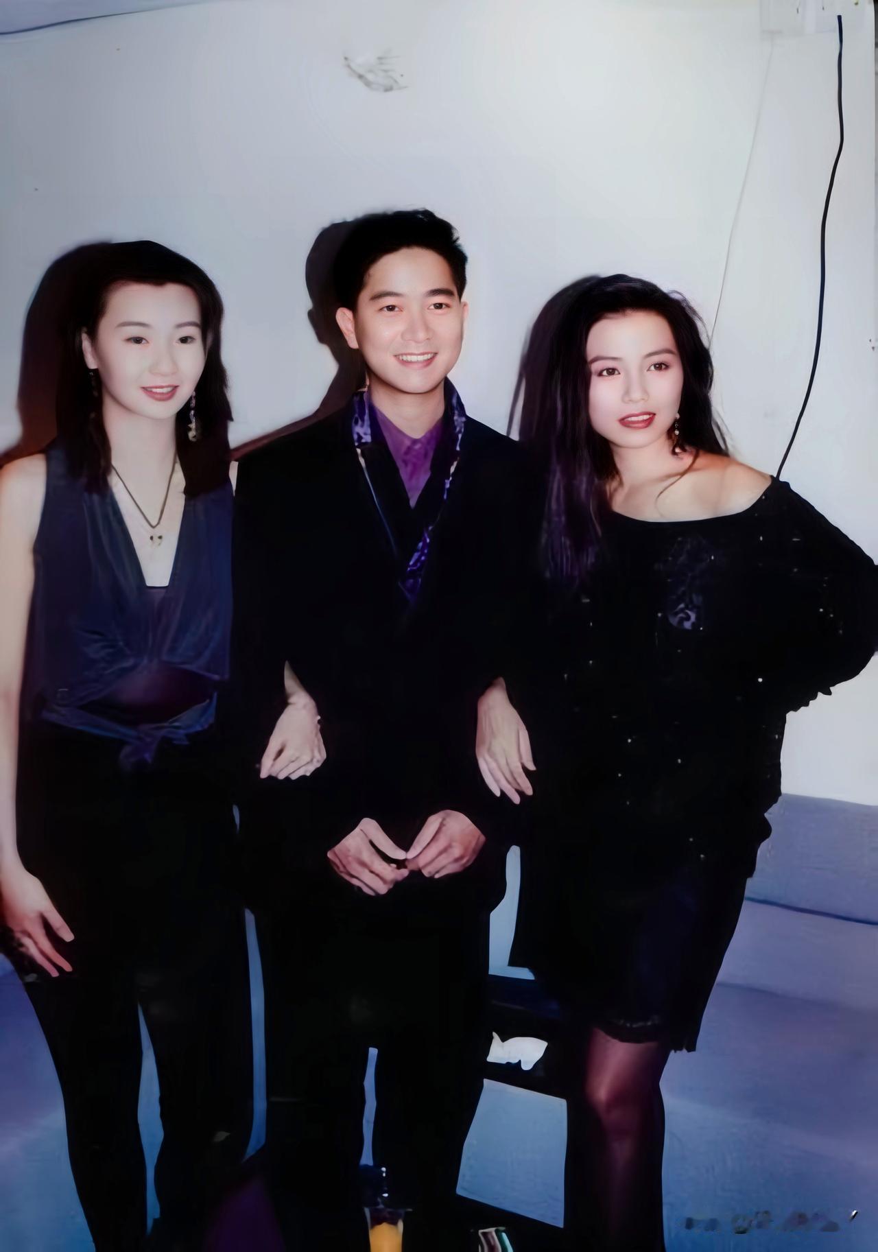 1990年，香港，张曼玉和钟楚红与陈百强一起参加活动时的珍贵合影。当时张曼玉26