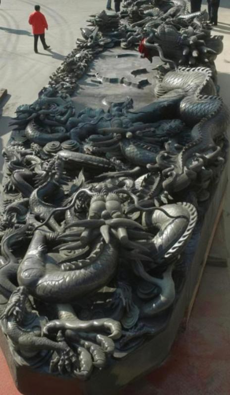 1991年，河北一村民上山砍柴，又累又热，坐在一块石头上歇息，不料这一坐，竟让他