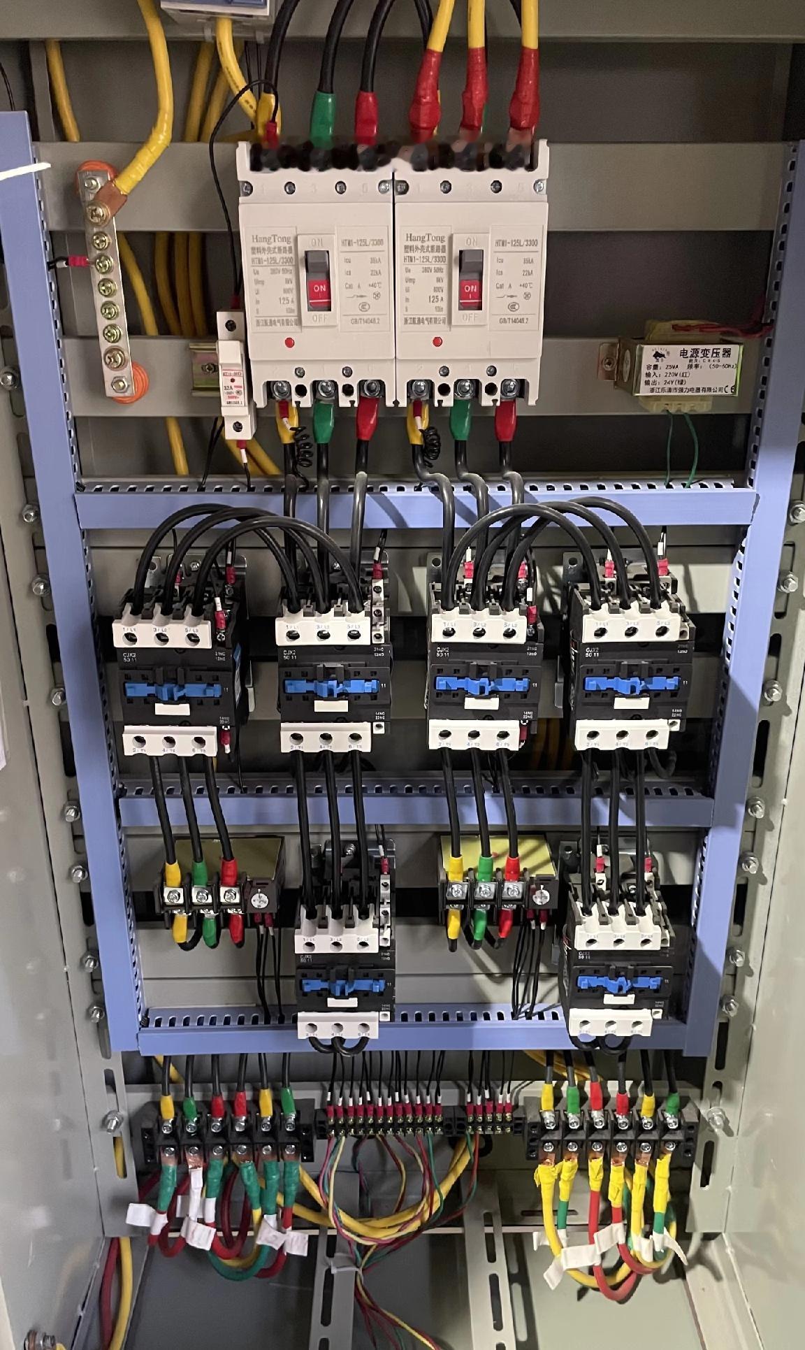 新来一个实习大学生，我让他装这种电箱，就按这个样品装就可以了，可大学生不愿意，说