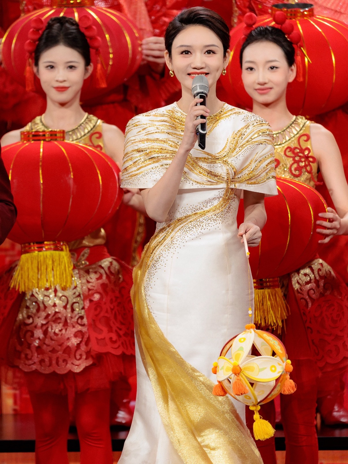 龙洋元宵晚会眼妆好多了我天！该说不说龙洋元宵晚会的眼妆真好看多了！调整过后的眼睛