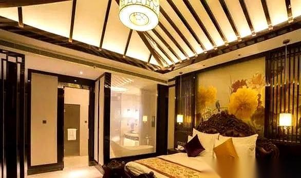 我一姐们儿，刚才给我打电话，声音都哆嗦了。开口就问我，现在新疆的酒店都这么……