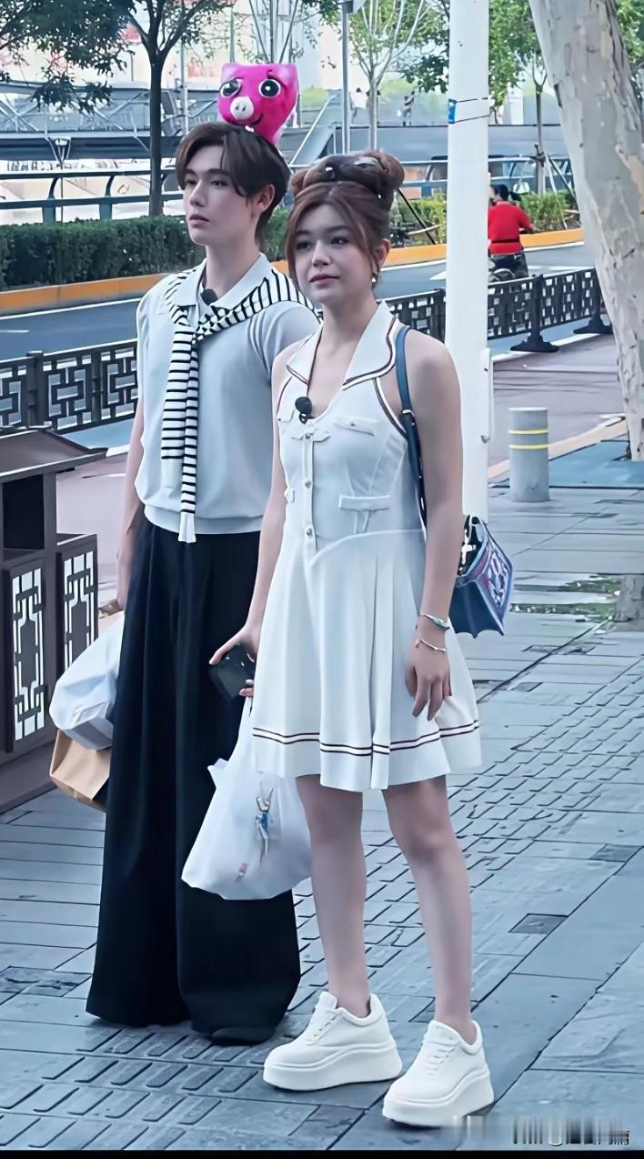 陈妍希是不是对自己的容貌有什么错误的认识，还以为自己是小仙女？这样的穿搭已经完全