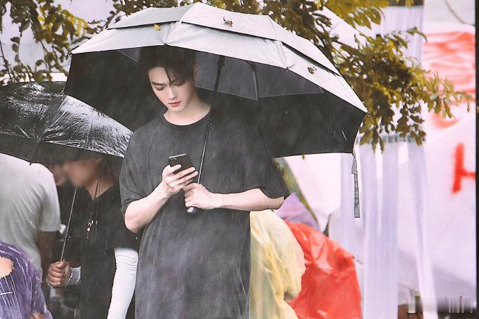 在天青色的时光里，他静静守候，等一场烟雨，等那个心心念念的她，时光悠悠，情长无尽
