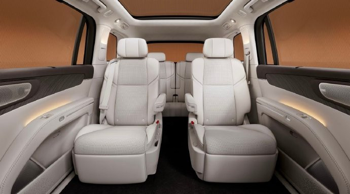 家人们谁懂！零跑D19内饰直接杀疯了！百万豪车同款半苯胺真皮座椅软乎乎的，开加热