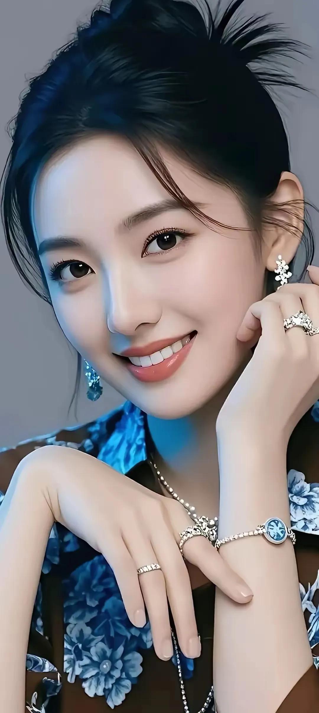 笑语盈盈暗香来，玉佩轻摇步履轻。