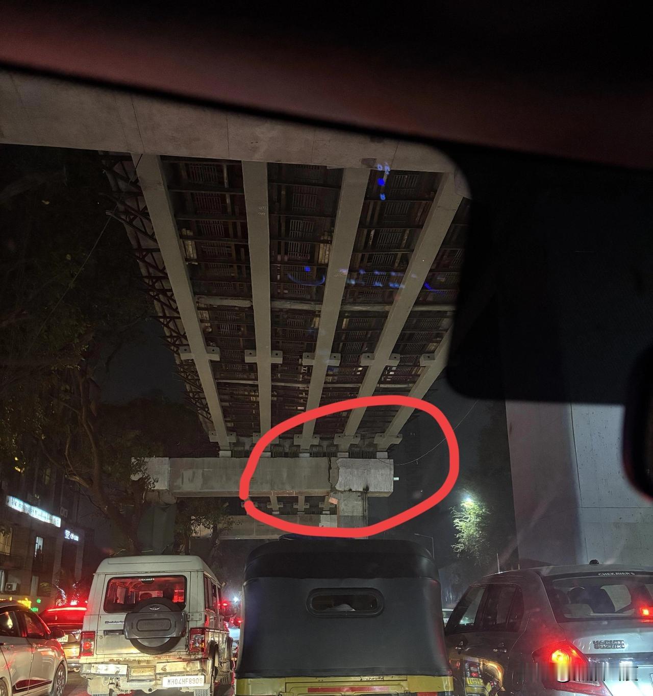 还在建中并未使用，高架大桥下面的石墩就出现了明显裂缝。桥下司机发现后，吓得只想踩