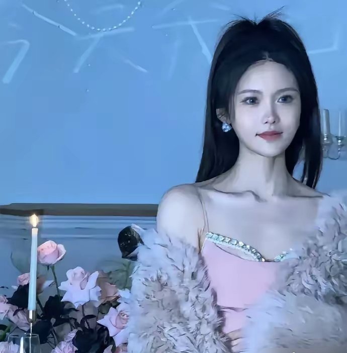 小杨嫂虽然未出名前看着很普通，但小杨哥的暴富让她气质大变，比从前更加精致了！
