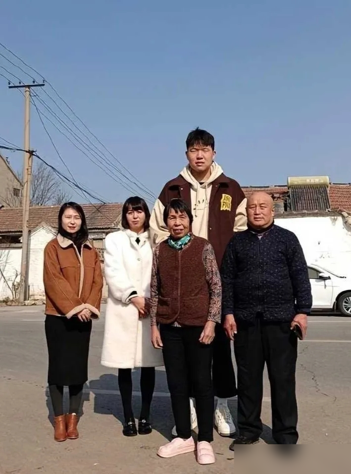 打死你也想不到，一个当初纯粹为了减肥去打球的胖小子，竟成了把对手打服的NBA大魔王。杨瀚森这路子走得